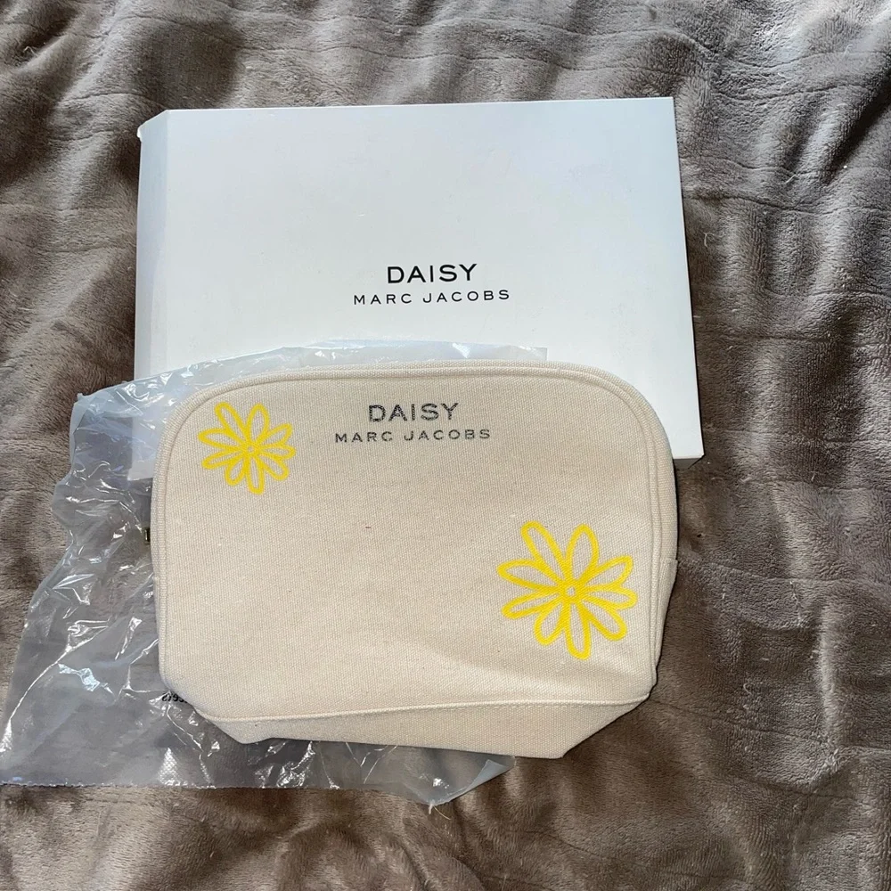 New Marc Jacobs Makeup Bag - Picture 1 of 5